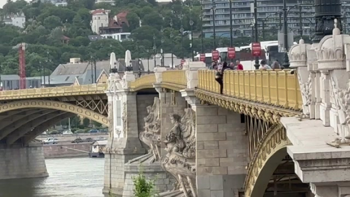 Le akart ugrani egy férfi a Margit hídról