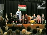 Videón, ahogy Orbán Viktor 2002-ben a bicskei...