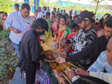 Warangal: Hindu esküvő_desszert osztás