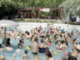 Ibizai hangulat Pápán a fürdő születésnapján